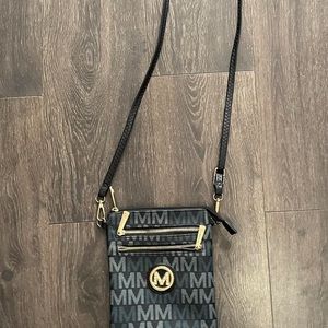 〔michael kors black and dark gray crossbody bag〕